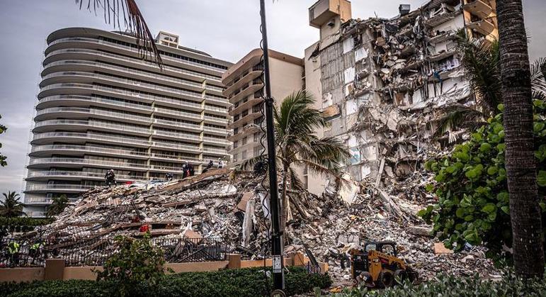Miami: restos de prédio que desabou é demolido